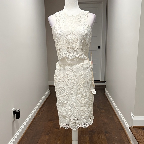 L'ATISTE Elegant Lace Top with Matching Skirt - Picture 5 of 13